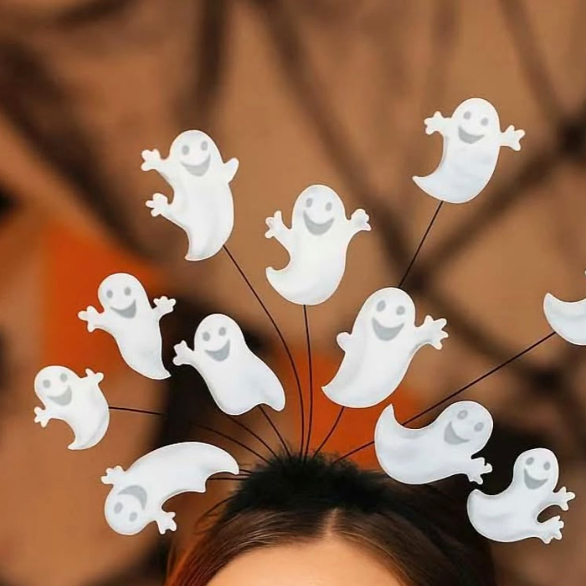 Siyah tüylü bant üzerinde beyaz hayalet figürlü Halloween tacı detay görünümü
