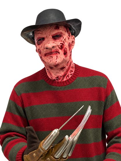 Model üzerinde Freddy Krueger kostüm setinin lateks maskesi, siyah şapkası ve plastik bıçaklı eldiveni