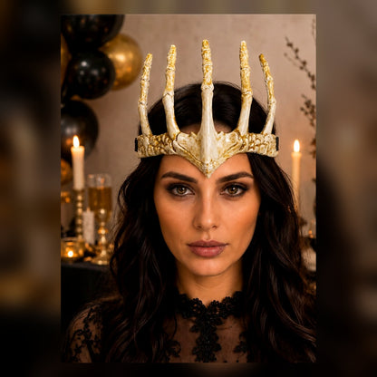 Kadın model üzerinde krem gold iskelet el figürlü Halloween parti tacı