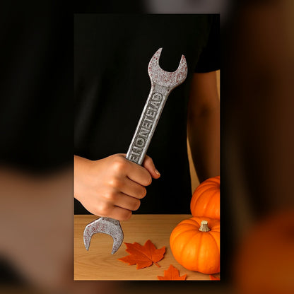 Gümüş renk eskitilmiş yüzeyli ve kırmızı kan efektli Halloween İngiliz anahtarı detayı