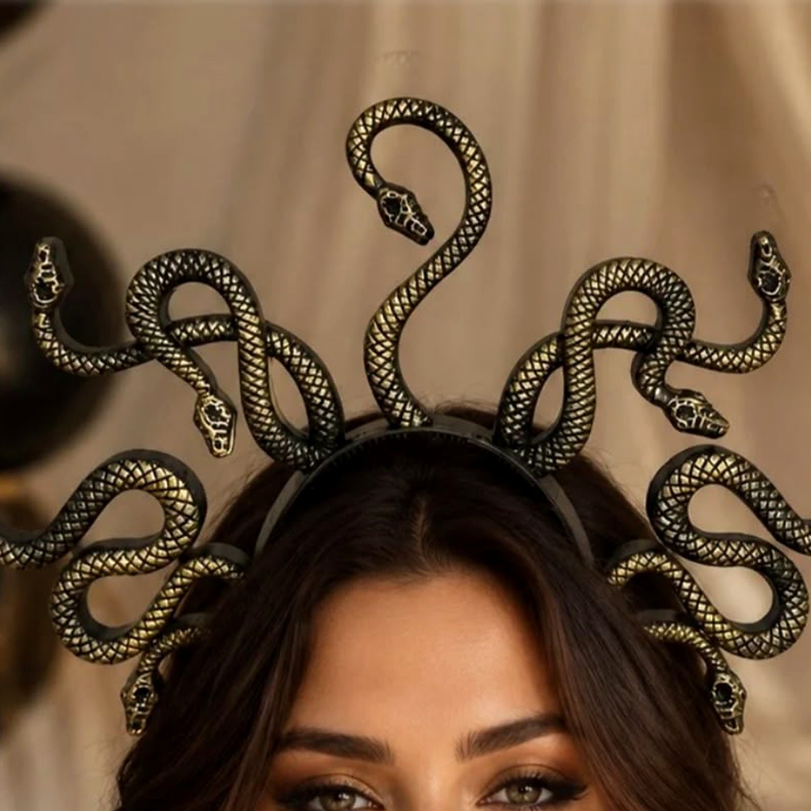 Yetişkin model üzerinde gold siyah yılan figürlü Medusa Halloween tacı