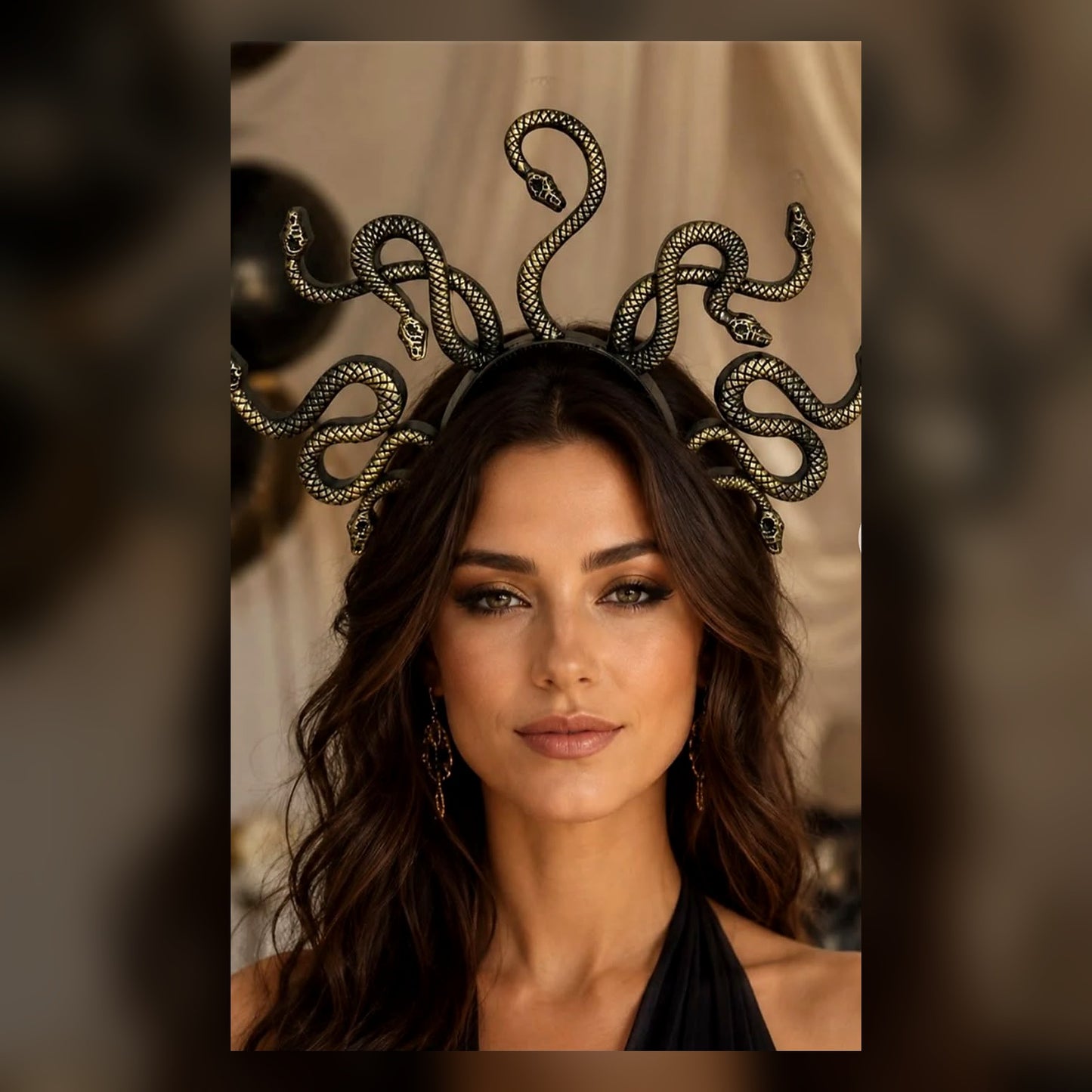 Medusa tacının antik gold tonlu kıvrımlı yılan figürleri yakın plan