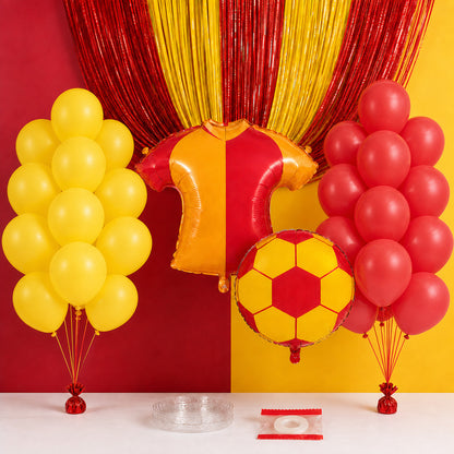 Sarı kırmızı taraftar doğum günü setinin 10 sarı ve 10 kırmızı balon, iki folyo balon, perde, zincir ve balon bandından oluşan içeriği