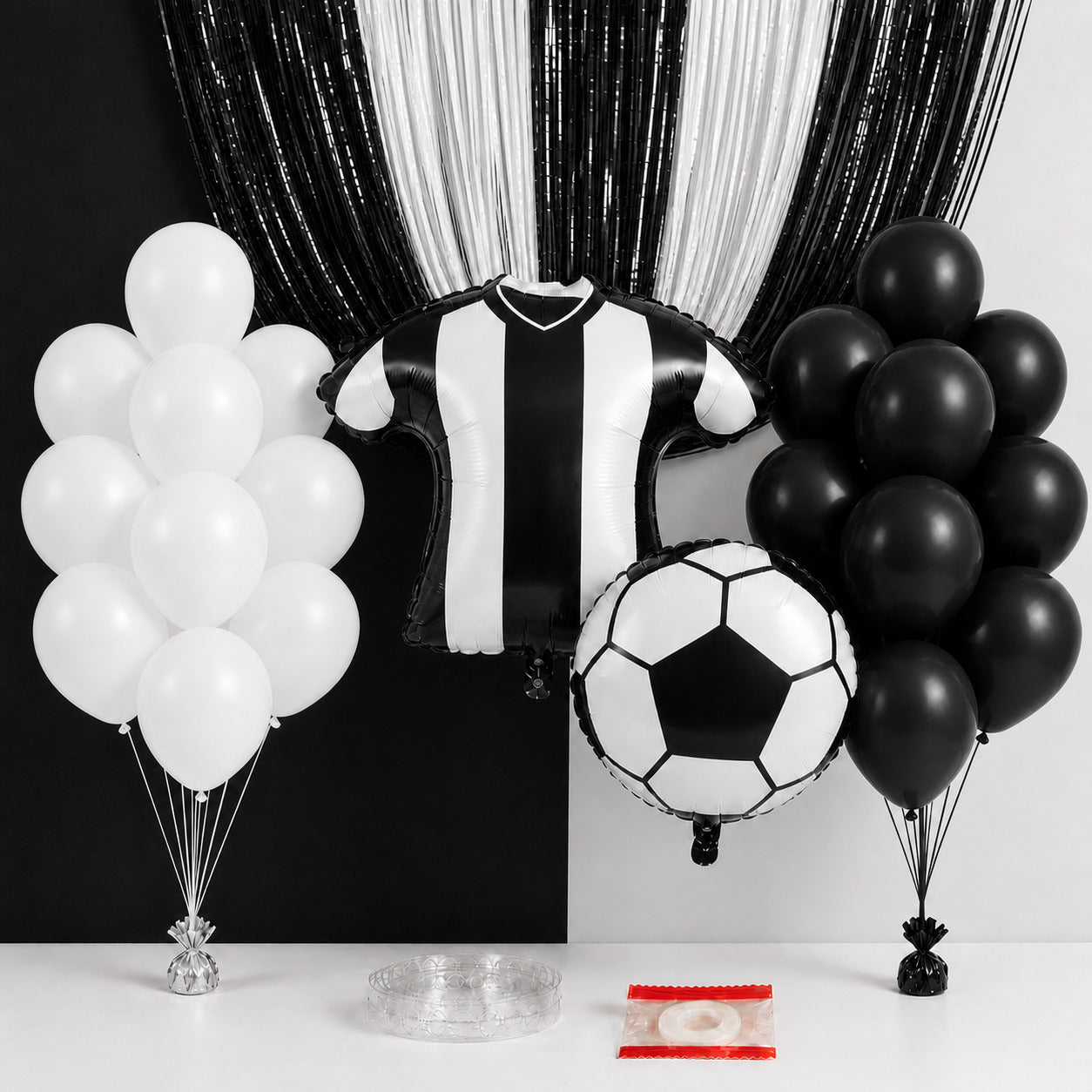 Siyah beyaz taraftar doğum günü seti; 10 beyaz ve 10 siyah balon, forma ve futbol topu folyo balonları ile parti aksesuarları
