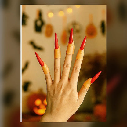 El üzerinde kullanılan kırmızı uzun sivri cadı tırnakları Halloween aksesuarı