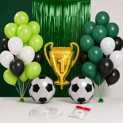 Yeşil beyaz futbol temalı doğum günü seti; yeşil, beyaz ve siyah balonlar, altın kupa ve iki futbol topu folyo balonu