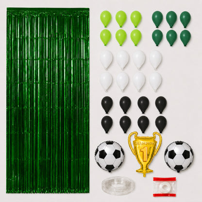 Yeşil beyaz futbol parti setinin 28 mat balon, altın kupa, iki futbol topu folyo balon, yeşil perde, zincir ve sabitleme bandından oluşan içeriği
