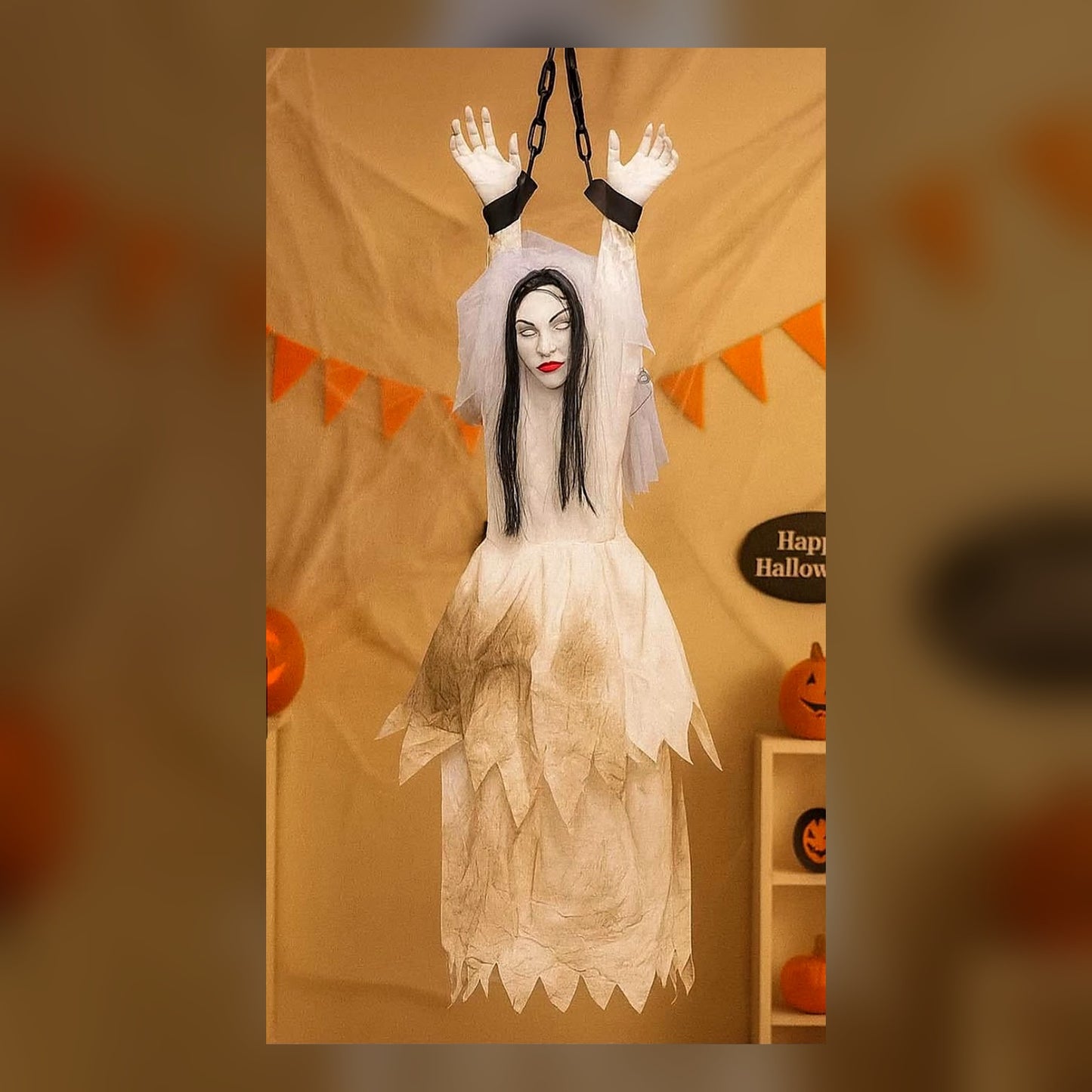 Balkabağı ve örümcek ağı dekorlarıyla kullanılan asılı hayalet kadın Halloween süsü